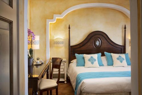 Postel nebo postele na pokoji v ubytování La Vecchia Fonte Boutique Hotel