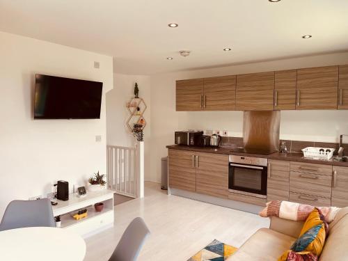 Cheerful 2-bed townhouse in Wakefield with parking