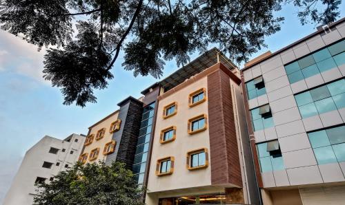 un’immagine di un edificio di Treebo Trend Primeland Suites a Bangalore
