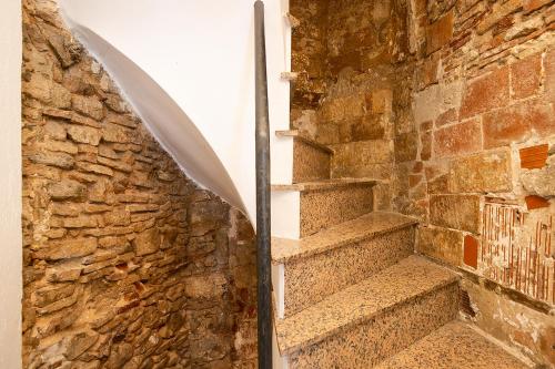 um conjunto de escadas numa parede de pedra em Decô Apartments Barcelona-Born St. em Barcelona