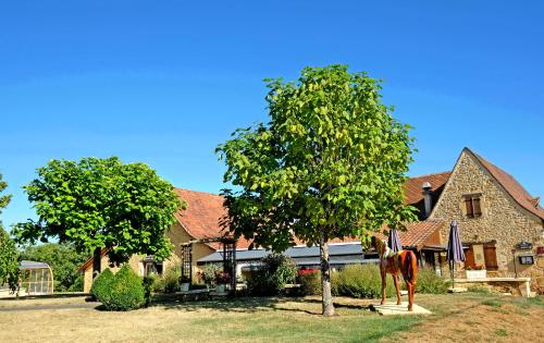 a horse standing in front of a house at Domaine de La Rhonie in Meyrals
