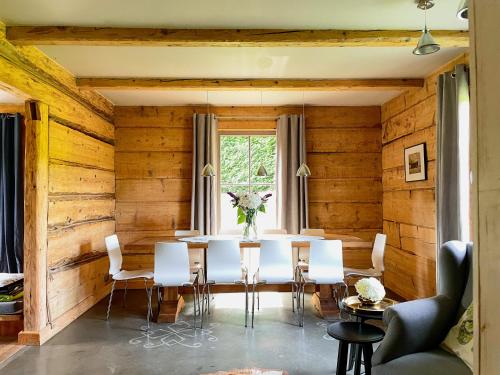 Czaszyn的住宿－Chata Brzozowiec，用餐室设有木墙和桌椅