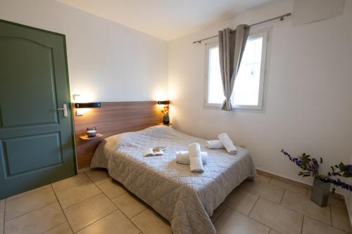 1 dormitorio con 1 cama con 2 toallas en La Ciotat Le Saint Estève en La Ciotat