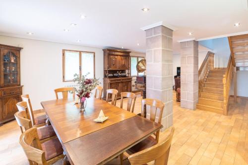 a dining room with a wooden table and chairs at Casa rural Gibelea y Gibelea Txiki in Viscarret-Guerendiáin