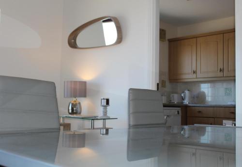 uma cozinha com um balcão e uma mesa com um candeeiro em Beachfront Panoramic Seaview Free Wifi & Parking em Lossiemouth