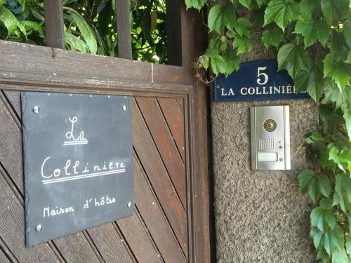 un panneau sur le côté d'une porte en bois avec un téléphone portable dans l'établissement La Collinière, à Sainte-Gemme-Moronval