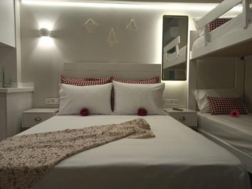 Posteľ alebo postele v izbe v ubytovaní Anastasia Mare Luxury