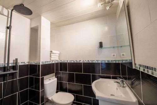 Gîte Plume et Potiron في جيزور: حمام مع مرحاض ومغسلة ومرآة