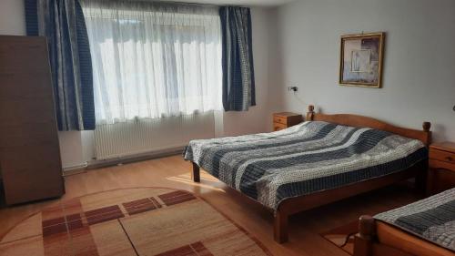 ラシュノフにあるCasa Ducarのベッドルーム1室(ベッド2台、窓付)
