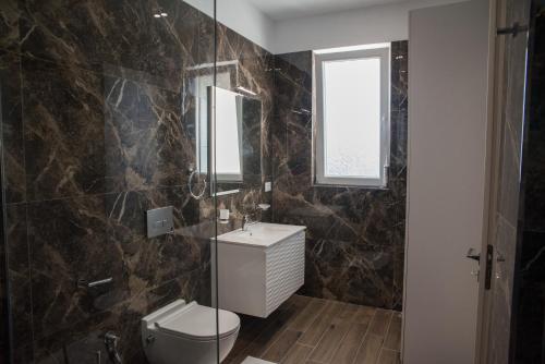 Ένα μπάνιο στο Panda apartament Korce