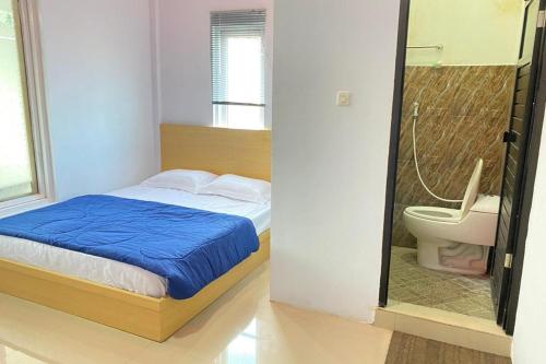 une chambre avec un lit et une salle de bain avec WC dans l'établissement Homestay Syariah Callista Bantaeng Mitra RedDoorz, à Bombong