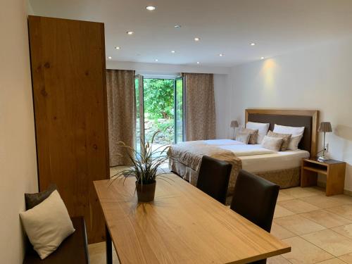 a bedroom with a bed and a table and a bed at Boardinghaus an der Sempt - Wohlfühlen auf dem Lande in Erding