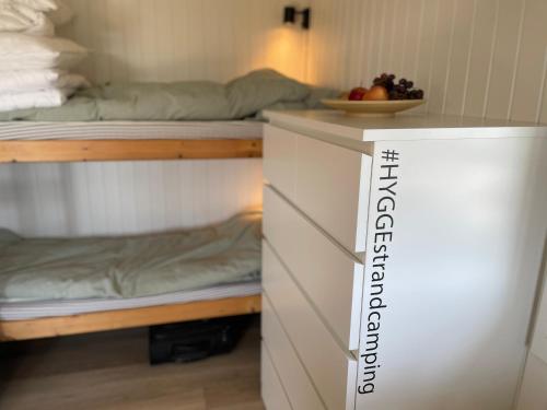 HYGGE Strand Campingにあるベッド