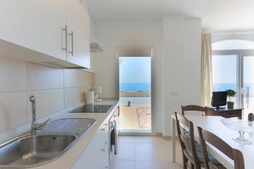 Kuchyň nebo kuchyňský kout v ubytování Apartamentos Homing Puerto Sherry