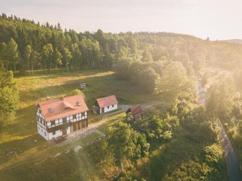 widok z lotu ptaka na dom na wzgórzu w obiekcie Izerski Horyzont - dom z balią w leśnej perspektywie w mieście Kopaniec
