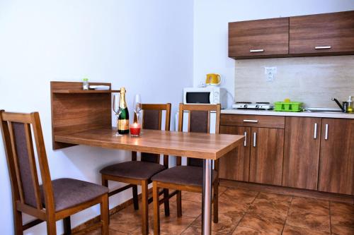 Kuchyň nebo kuchyňský kout v ubytování Apartmány Prameň