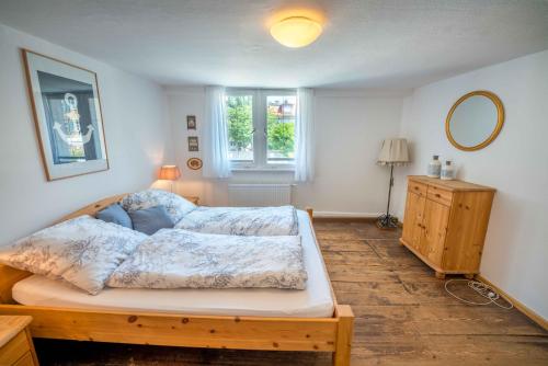 Schlafzimmer mit einem Bett und einem Fenster in der Unterkunft Zum Alten Schulplatz auf der Lindau Insel in Äschach