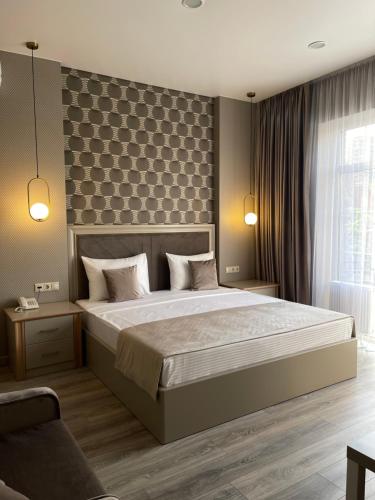 Кровать или кровати в номере AREDO HOTEL