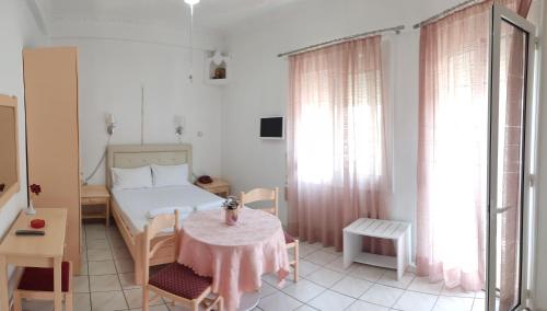 Postel nebo postele na pokoji v ubytování Kallithea Studios