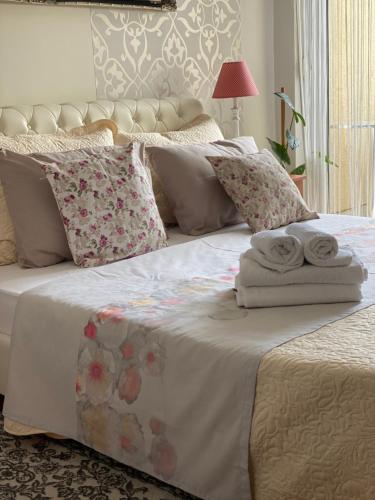 uma cama com duas toalhas e almofadas em Apartman Fenjer em Zagreb
