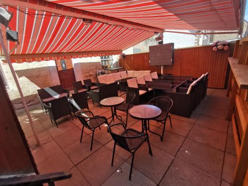 ベリック・アポン・トゥィードにあるKings Headのパティオ(テーブル、椅子付)が備わる空きレストランです。
