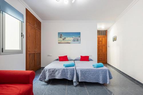 プンタ・デル・イダルゴにあるSunset on the sea IIのベッドルーム1室(赤と青の枕が備わるベッド1台付)