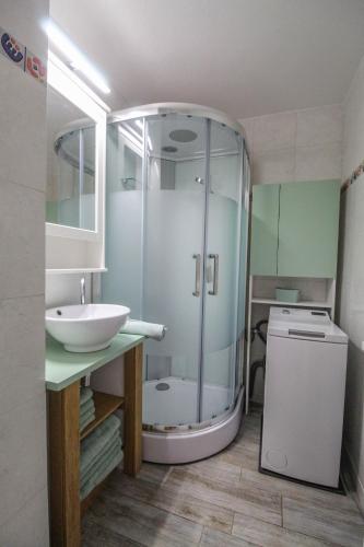 une salle de bain avec une douche, un lavabo et une baignoire dans l'établissement T2 (38m2) BOULOURIS -St RAPHAEL, 150 mètres de la mer, à Saint-Raphaël