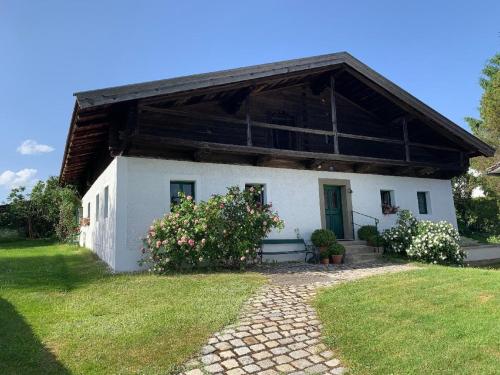 een wit huis met een houten dak bij Ferienhaus Rötzer Maria in Grafenau