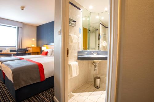 Ένα μπάνιο στο Holiday Inn Express Perth by IHG