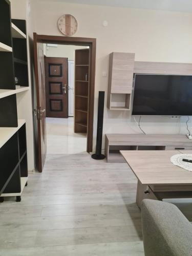 Televisyen dan/atau pusat hiburan di ЗАРА