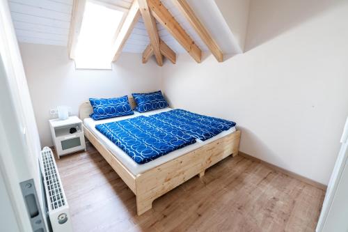 Un pat sau paturi într-o cameră la Ferienwohnung Bad Camberg - Apartment Weisse Graeben