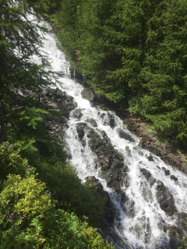 una cascada en medio de un río en Chalet gentiane 1700 en Puy-Saint-Vincent