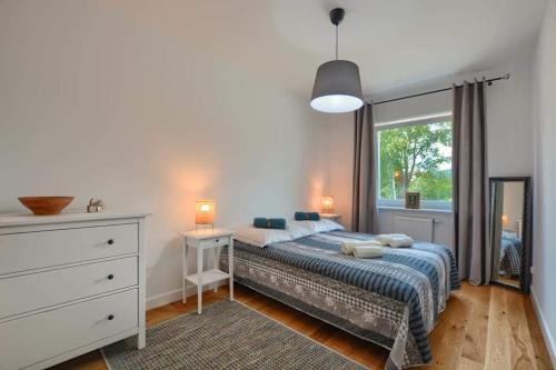 - une chambre avec un grand lit et une fenêtre dans l'établissement Apartament Agatka, à Ustrzyki Dolne