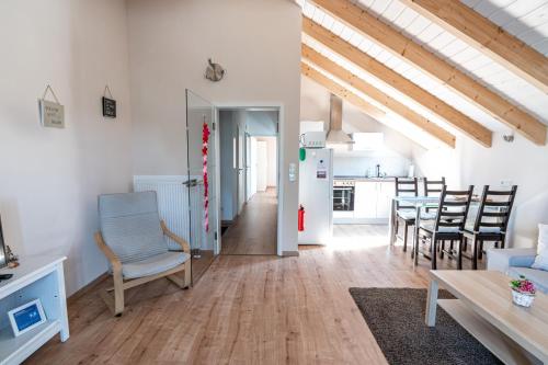 a living room with a table and chairs and a kitchen at Ferienwohnung Bad Camberg - Apartment Goldener Grund in Bad Camberg