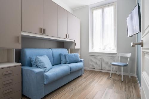 ein blaues Sofa im Wohnzimmer mit Fenster in der Unterkunft Classbnb - luxury apartment in Monte Carlo in Beausoleil