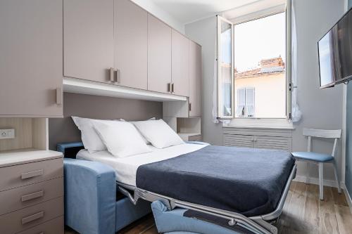 ein kleines Schlafzimmer mit einem Bett und einem Fenster in der Unterkunft Classbnb - luxury apartment in Monte Carlo in Beausoleil