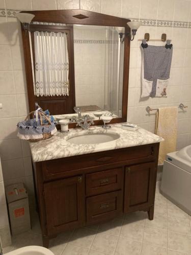 une salle de bain avec un lavabo et des toilettes dans l'établissement La vecchia scuola, à Saint Marcel