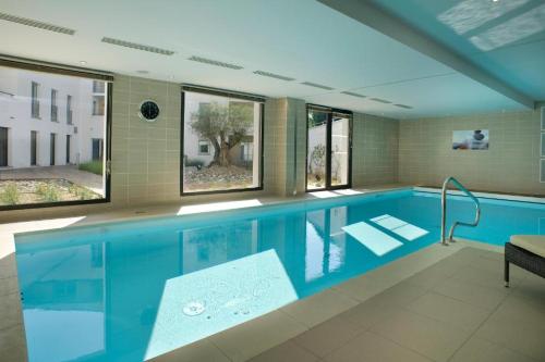 una gran piscina en un edificio en Domitys Les Clés d'Or, en Orthez