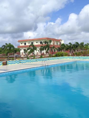 Bazén v ubytování Mango Valley Resort Ganpatipule nebo v jeho okolí