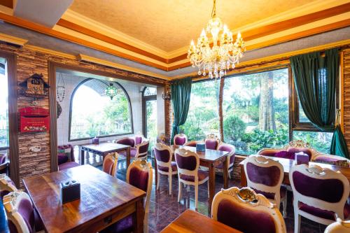 a restaurant with tables and chairs and a chandelier at Xin Yuan My Dream Castle in Dongshan
