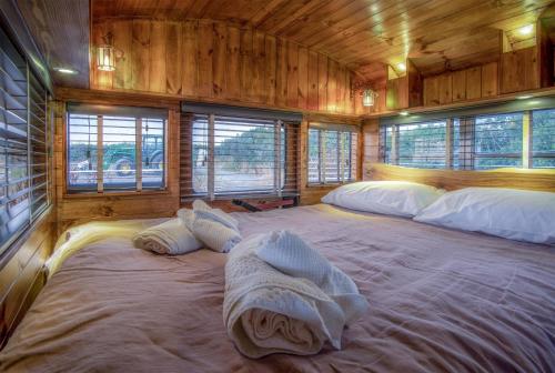Postel nebo postele na pokoji v ubytování American School Bus - 1 Bedroom - Blossom Farm - Tiers Cross