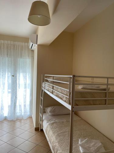 een slaapkamer met 2 stapelbedden en een raam bij Ouranias Guesthouse in Chania