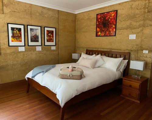 - une chambre avec un lit et une valise dans l'établissement Bundjil Studio, à Healesville