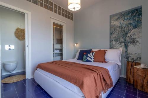 sypialnia z łóżkiem i łazienką w obiekcie Blue Lodge Lerici w mieście San Terenzo