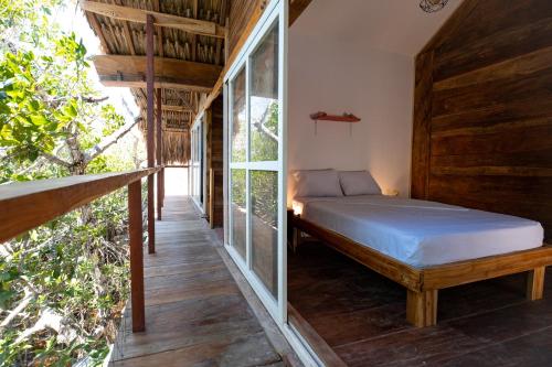 En eller flere senger på et rom på Santa Lova Eco-hostel Isla Tintipan