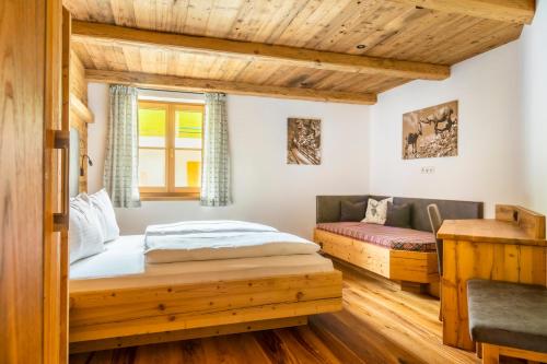 1 dormitorio con 2 camas y ventana en Bio-Familienbauernhof Grubsteighof, en Sankt Koloman