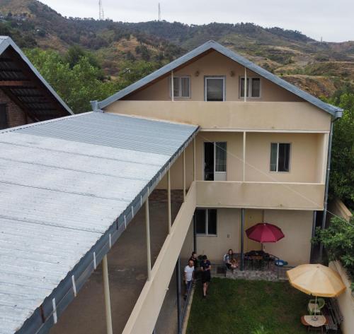 Vista general d'una muntanya o vistes d'una muntanya des de l'hostal o pensió