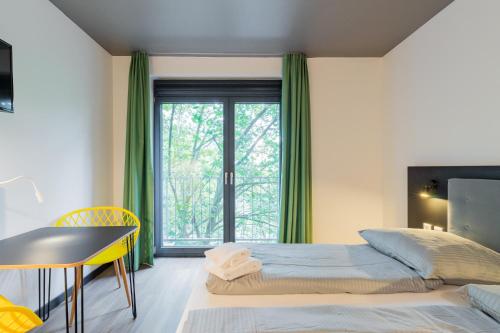 Postel nebo postele na pokoji v ubytování Nena Apartments - Kreuzberg 61
