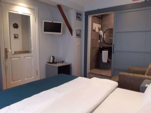 ein Schlafzimmer mit einem großen Bett und ein Wohnzimmer in der Unterkunft Corner Hot in Istanbul