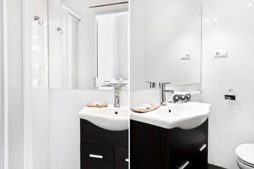 uma casa de banho branca com um lavatório e um WC em Company 34 em Málaga